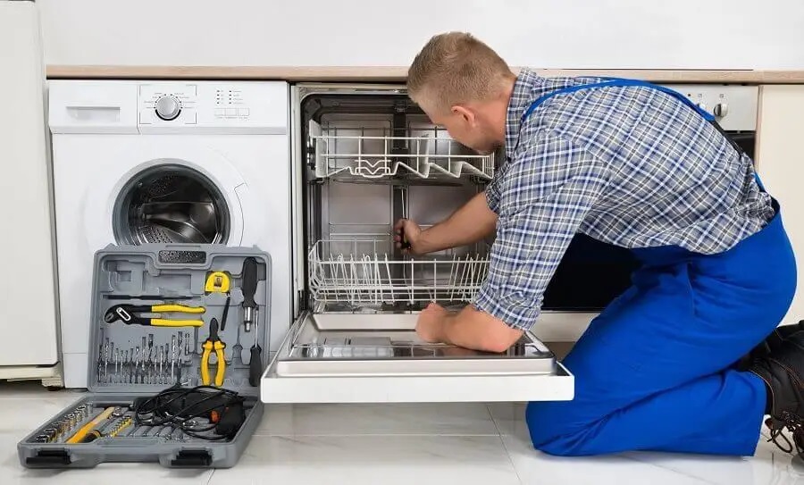 Taraklı Vaillant servisi teknisyen ekibi beyaz eşya tamiri yaparken
